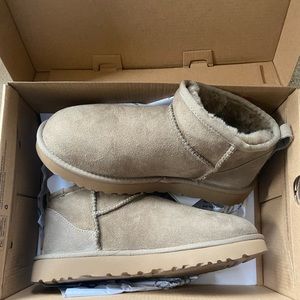 NWT Ugg Ultra Mini in Antelope